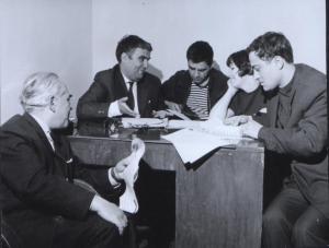 Режисьорът Георги Костов (първи вляво) по време на репетиция за радиопиеса